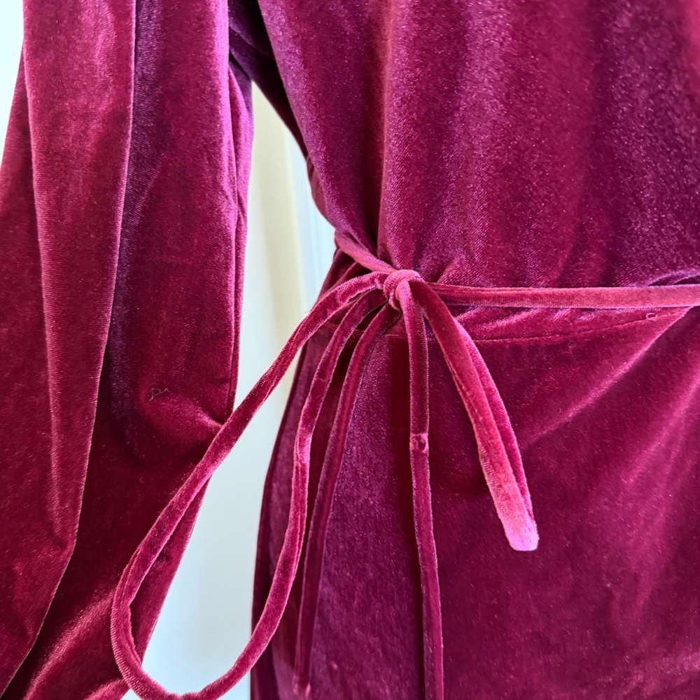 Gianni Bini Long Sleeved Velveteen Burgundy Wrap Dress Size Small, NWOT - Picture 5 of 9